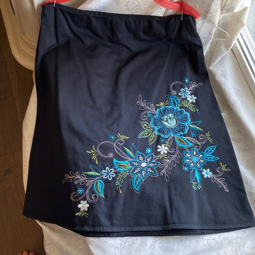 Black A line skirt - Picture 3 of 9